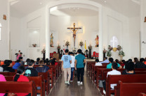 Autoridades y estudiantes participan de la misa de acción de gracias el Centro Regional de Panamá Oeste por su cuadragésimo cuarto aniversario. 