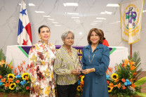 Dra. Angela Laguna, Rectora Encargada y Dra. Lineth Alaín, directora del Centro entrega reconocimiento a la Lic. Milixsa Olmedo, quien laboró como docente y Psicóloga del Centro Regional.  