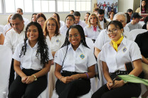 Estudiantes que organizan el XXXI Congreso de la Facultad de Ingeniería Industrial durante el aniversario. 