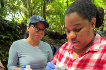 Anmary Domínguez, junto a la investigadora Ana González Valoys, preserva una muestra de agua que posteriormente fue enviada al laboratorio para su análisis.