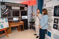 EL Dr. Rodney Delgado brinda explicación a la Rectora Laguna sobre el trabajo del proyecto.