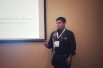 Estudiante Kenel Rodríguez sustentando la ponencia titulada "Hacia una movilidad inteligente: diagnóstico y solución tecnológica para el transporte público en Santiago de Veraguas."