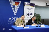 Rector de la UTP, Ing. Héctor Montemayor, firma convenio con el Ing. Temístocles Rosas Rodríguez, presidente de APEDE.