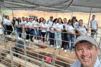 Dr. Francisco Arango con estudiantes de la FII Coclé