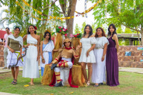 La actividad estuvo inspirada en la mitología griega, donde estudiantes de diversas facultades presentaron decoraciones y una muestra de pinturas que reflejaron su talento y visión artística.