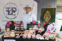  Artesana en su puesto
