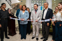 La rectora de la UTP, Dra. Ángela Laguna C. en conjunto con el Dr. Rodney Delgado, director de la DINACE