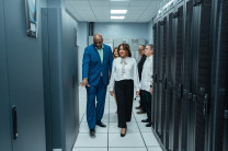 La Rectora Ángela Laguna y el Director de DITIC realizan recorrido por el cuarto del Data Center  