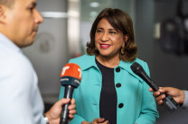La rectora Dra. Ángela Laguna explicó a los medios de comunicación social el objetivo de los proyectos.  