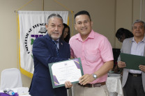 El Vicerrector Administrativo, Mgtr. Alfredo Jiménez, entregando certificados.