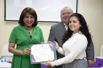 La Dra. Ángela Laguna entregó certificados.