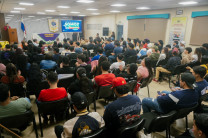 Estudiantes participan de la conferencia Somos la Gente. 