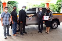 Rector entrega Pickup al Centro Regional de Bocas del Toro.