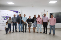 Autoridades y expositores del evento.