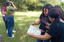 Guia de especies de aves es utilizada por estudiantes. 