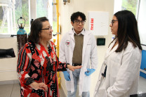 La Dra. De Obaldía, junto a la Ing. Ramos y el estudiante Vargas.