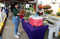 Diversos emprendedores dedicados a la venta de comida afrocaribeña.