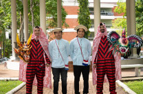 Cuatro estudiantes varones, de movilidad internacional, con indumentaria tradicional panameña de diablicos sucios y camisillas con sombrero pintao. Cuatro estudiantes varones, de movilidad internacional, con indumentaria tradicional panameña de diablicos sucios y camisillas con sombrero pintao.