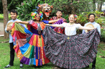 Estudiantes frente a los jardines del Aljibe.
