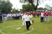 Lanzamiento de honor en la inauguración del nacional de softbol.