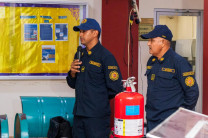 Teniente Azael Ramos y el cabo primero Jorge Torres, de la Dirección de Operaciones de Extinción, Búsqueda y Rescate (DOEXBURES) del Benemérito Cuerpo de Bomberos de la República de Panamá (BCBRP), dieron inicio a la jornada de capacitación.