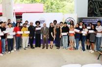 Entrega de bonos. Autoridades y jóvenes beneficiarios al concluir la ceremonia protocolar.