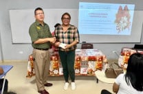 Estudiantes reciben bono navideño para compartir en familia. 