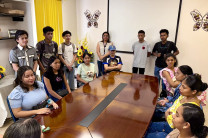 Estudiantes participan en la Entrega de Bono Navideños. Estudiantes participan en la Entrega de Bono Navideños.