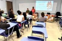 20 Estudiantes del centro Regional de Panamá Oeste reciben Bono Navideño. 