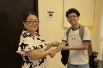 Mgtr. Itzel Loo, subdirectora Académica entrega Bono Navideños a estudiantes Mgtr. Itzel Loo, subdirectora Académica entrega Bono Navideños a estudiantes