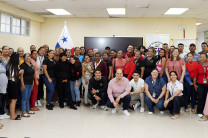 Foto grupal de la actividad en la FCyT. Foto grupal de la actividad en la FCyT.