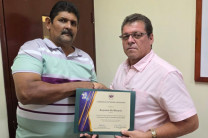 Sr. Benjamín Del Rosario recibe reconocimiento por Asistencia Perfecta 2025.