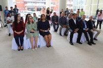 Autoridades e invitados presentes al acto de la inauguración de las placas.