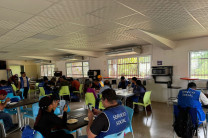 Estudiantes reciben brindis realizado por un grupo de estudiantes. 
