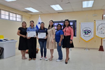 Entrega de certificado de participación a las invitadas.