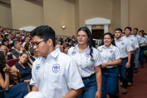 Imposición de cascos a estudiantes. Imposición de cascos a estudiantes.