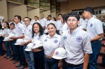Imposición de cascos a estudiantes. Imposición de cascos a estudiantes.