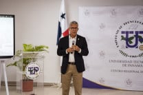 El Ing. Efraín Conte, director del C. R. de Coclé.