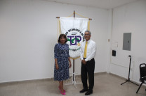La Dra. Laguna y el director del Centro Regional de Coclé, Mgtr. Efraín Conte.