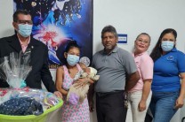 Autoridades de la UTP, docentes y administrativos entregan canastillas de aniversario a la sala de maternidad de Hospital Nicolás Solano