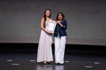 La estudiante Ana Lucía Zuleta Lizana junto a la Sra. Rectora. La estudiante Ana Lucía Zuleta Lizana junto a la Sra. Rectora.