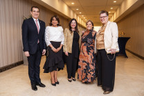 La Dra. Laguna junto a la Lcda. Orillac e invitados especiales.