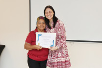 Con gran satisfacción, los graduados celebran el desarrollo de habilidades socio-digitales con la entrega de sus certificados.