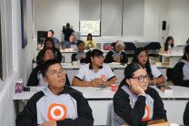 Los estudiantes formularon preguntas y compartieron ideas con ambos expositores, fortaleciendo así su preparación para la competencia.