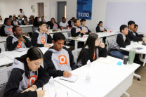 Los estudiantes formularon preguntas y compartieron ideas con ambos expositores, fortaleciendo así su preparación para la competencia.