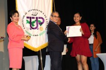 Ing.Hector Montemayor, rector de la UTP, entrega de Certificados a estudiantes.