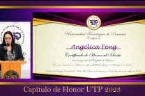 Certificado de Honor al Mérito a Angélica Feng.
