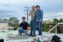 El proyecto académico consistente en el diseño e implementación de tres estaciones de carga para dispositivos USB alimentada con energía solar fotovoltaica, como parte del curso Conversión de Energía I, impartido durante el segundo semestre de 2025. 