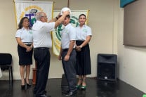 Decano de la FISC, Dr. Armando Jipsion,  impone casco a estudiante de la Ing. de Sistema y Computación del Centro Regional de Panamá Oeste. 