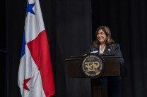 La vicerrectora Académica, Dra. Mirtha Moore brindo las palabras de buenos deseos a los estudiantes. 